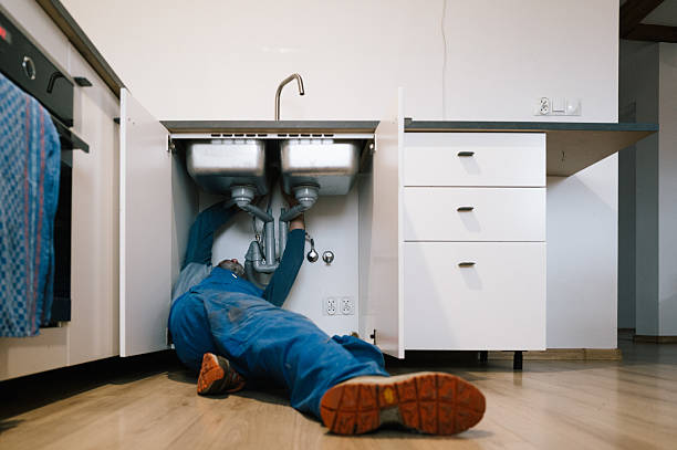 Professional Emergency Plumber technician working in Dover, FL